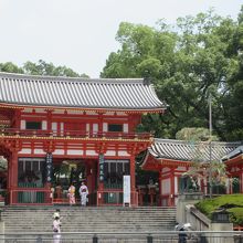 朱塗りの社殿が美しい