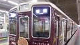 ラッピング電車が宝塚線に走る、すみっコこぐらしのキヤラクター