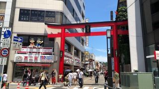 老舗と新しいお店が、ほど良く入り混じっている