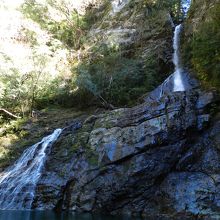 総落差（上段＋下段の合計）が25mの「飛龍の滝」