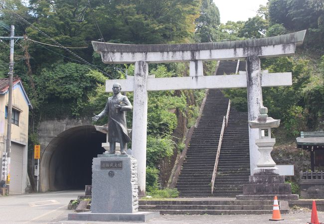 広瀬神社の境内の中にあります