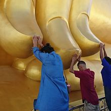 参拝は仏像の指に触れながらお祈りする