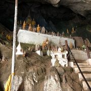 多くの仏像が安置されている神聖な洞窟