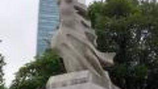 鳩を掲げる女性像