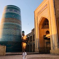 西門入ってすぐ、作りかけのミナレットが目印。