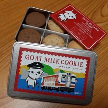 …シュクレは、プレーン、チョコ、アーモンド味。箱も可愛い。