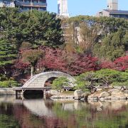 【跨虹橋】池の中央にかかる石橋