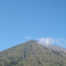 中禅寺湖の前にそびえ立つ男体山