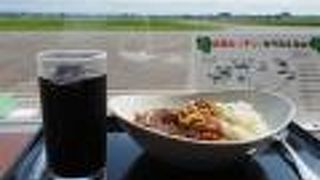 飛行機を見ながら食事