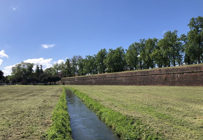 美しい城壁の上を歩く。