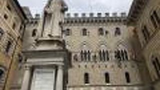 バンキ・ディ・ソプラ通り沿い