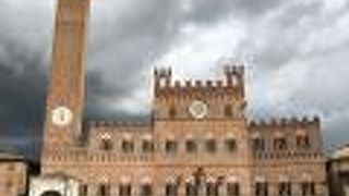 カンポ広場に立つ