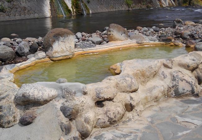 河中のカニ型湯