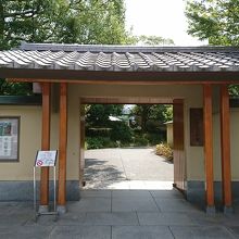 正面入り口（ここをくぐって、庭を通って建物に至ります。）