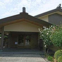 入ってすぐ、受付があります。