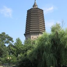 高さ70ｍの古塔の周りは、緑豊かな公園になっていました。