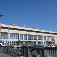遼陽の駅。ここから塔まで歩いて15分ほど。