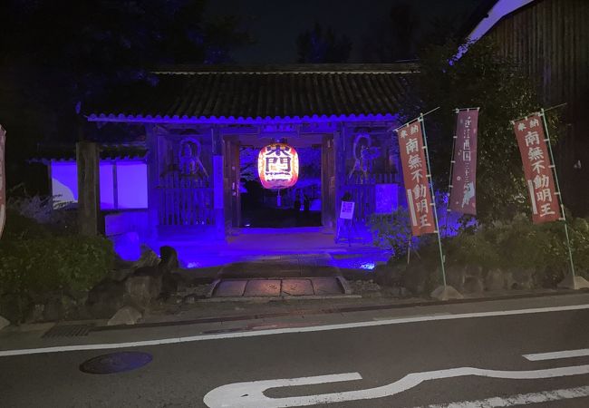 創建1200年の寺院はライトアップされていた。