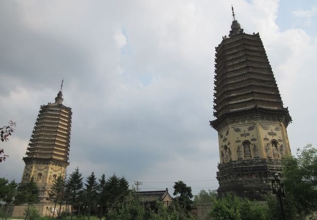 錦州市北鎮にある、東西二つの塔。