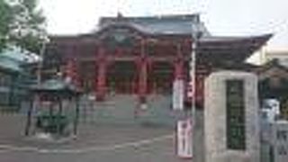 大きくて勇壮なデザインの本堂