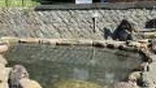 海岸に温泉が出てます