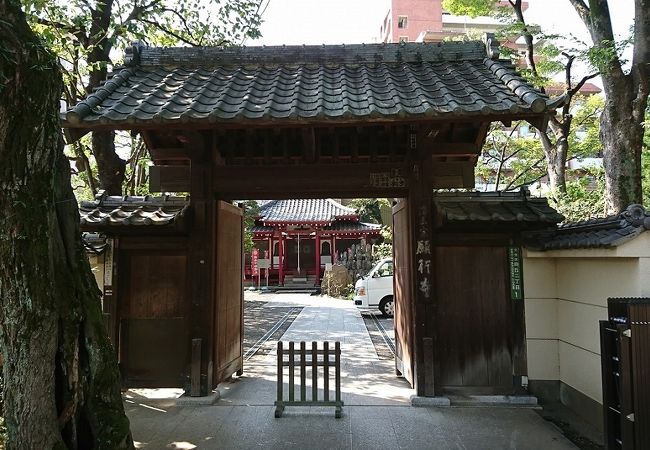 地味な雰囲気の小さな寺院