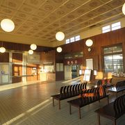 有明海ごしの雲仙岳と三角駅の駅舎