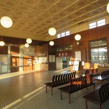 三角駅の駅舎内部も雰囲気あります