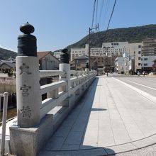 黒い擬宝珠のある橋