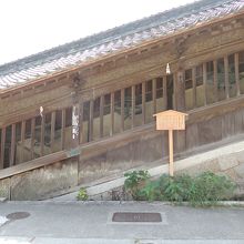 見事な木彫りに目がとまる