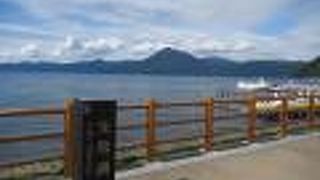 支笏湖で眺めると北岸に見える山