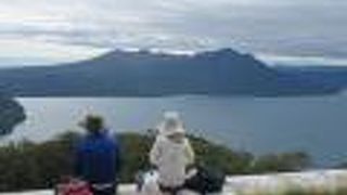 支笏湖で眺めると南岸に見える山
