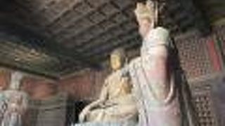 1444年に創建され、明の時代の建築様式を伝える古刹です。