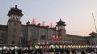 ドラマでしばしば登場する趣のある駅舎が特徴です。