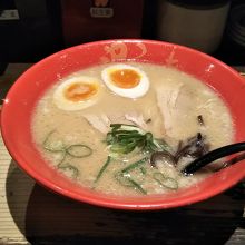 くどすぎず食べやすいラーメンです