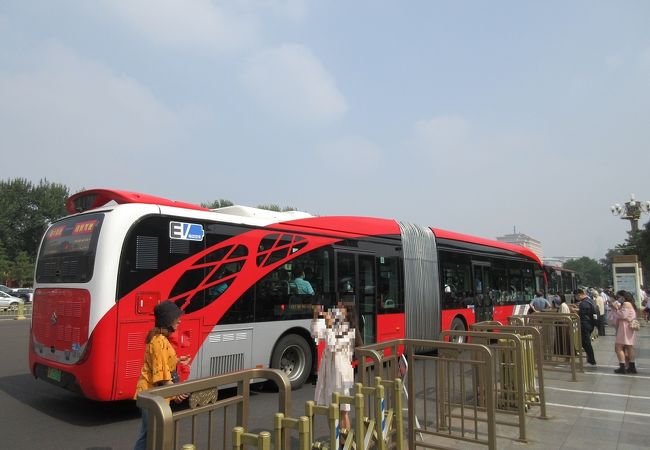 お洒落なデザインの電気自動車も走っています。