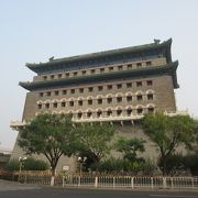 北京の正門である正陽門の前にある、「いかつい」雰囲気の風貌の建物です。