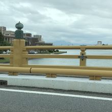 瀬田の唐橋を渡っているところ