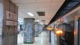 地下鉄5号線と２号線の乗換駅。大きなショッピングモールが立ち並ぶ繁華街です。