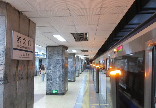 地下鉄5号線と２号線の乗換駅。大きなショッピングモールが立ち並ぶ繁華街です。