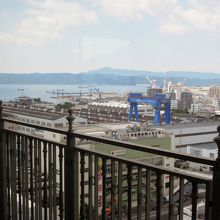 窓から呉港を一望する