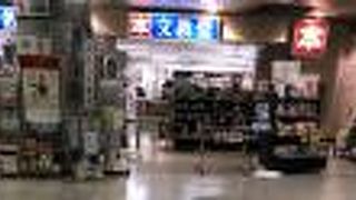 空港とJR駅を結ぶエスカレーターの途中・一階にあります。