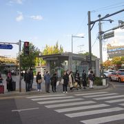 日本人の利用者も多い駅