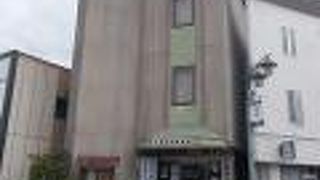 成田山川越別院の山門前にあります。