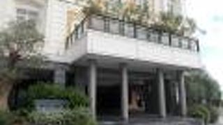 氷川神社の大鳥居の前にあります。