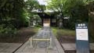 広い境内で緑が深い