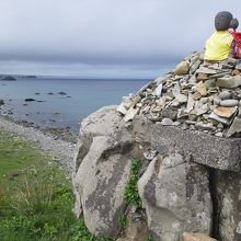 津軽海峡側は一転して静か。遭難者慰霊塔や石積みもありました。