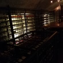 地下のワインコレクションルーム