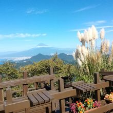 山頂駅の前から富士山と駿河湾を望む