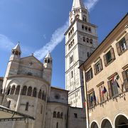 モデナ大聖堂に隣接する塔